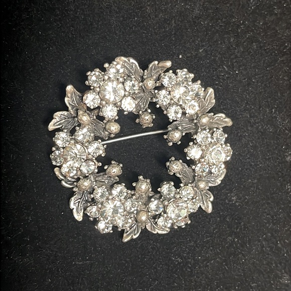 VINTAGE RHINESTONE FLORAL WREATH BROOCH - Picture 3 of 7